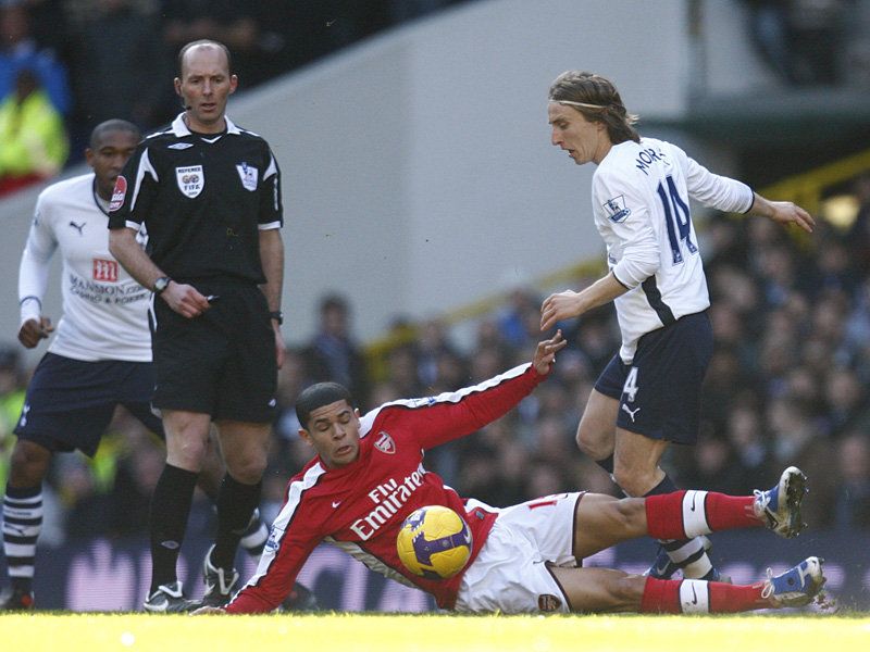 Denilson goes to tackle