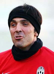 Buffon pledges future to Juve