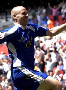 Bees in bid for Alexander