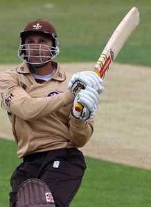 Surrey run chase falls short