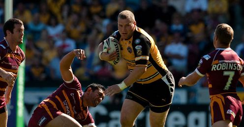 Castleford got back to winning ways against Huddersfield at the Galpharm Stadium