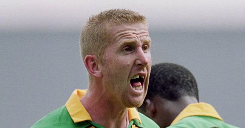 Iwan-Roberts-Norwich-City-2001_2301728.jpg