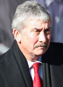 Moores quits Reds board