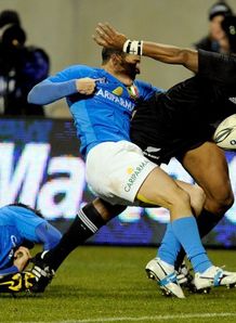 Joe Rokocoko scores against Italy Joe Rokocoko scores against Italy