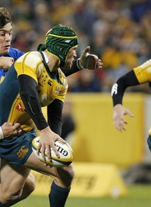 Matt Giteau feeds James O Connor against Italy Matt Giteau feeds James O Connor against Italy