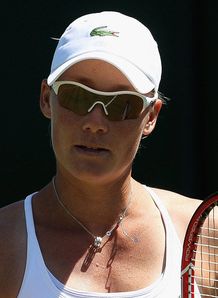 Stosur edges out Wozniacki