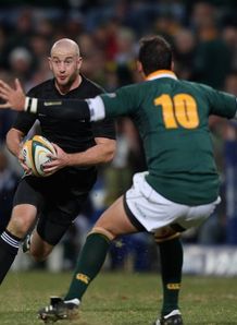 Leonard bears down on Pienaar Leonard bears down on Pienaar