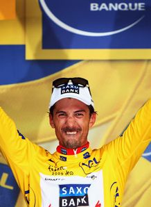 Cancellara powers to win