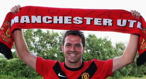 Michael Owen joins Man Utd