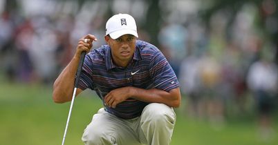 Tiger Woods Congressional lines up putt 2009