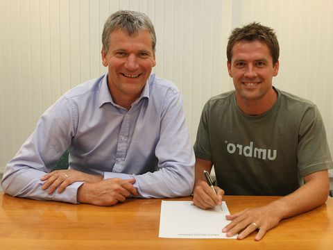 Michael Owen puts pen to paper on a two-year contract at Manchester United.