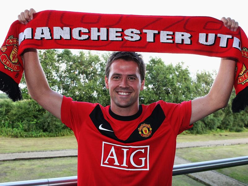 Michael-Owen-Signs-Manchester-United-Scarf_2325386.jpg