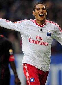 Paolo-Guerrero-celeb-Hamburg-v-FC-Koln_2354415.jpg