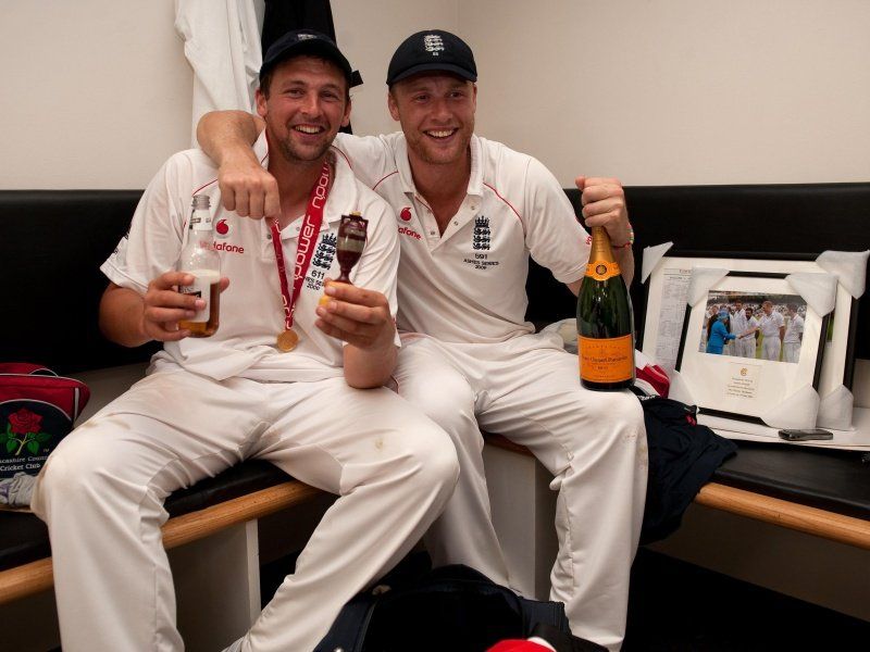 Andrew-Flintoff-Steve-Harmison-Ashes-celebrat_2351708.jpg