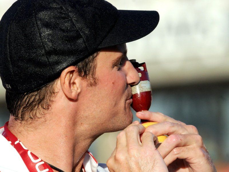 Andrew-Strauss-kisses-Ashes-urn-celebrations_2351695.jpg