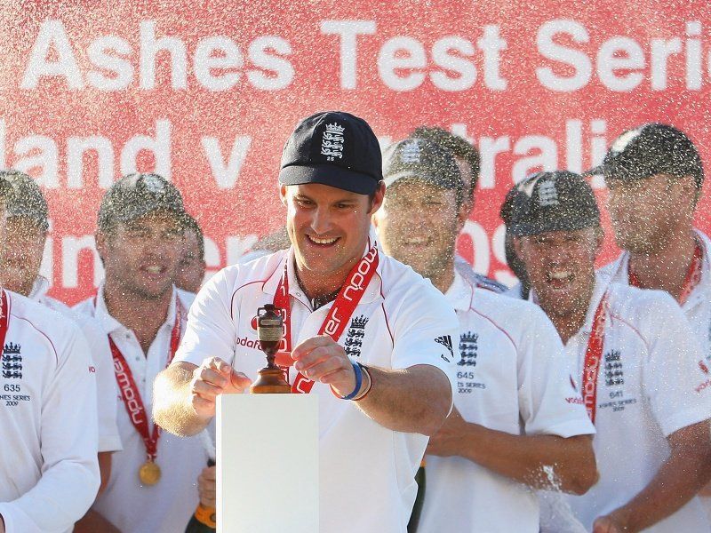 Andrew-Strauss-lifts-Ashes-urn-celebrations_2351692.jpg