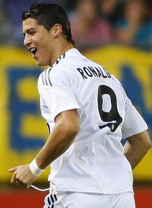 Ronaldo checks up on United