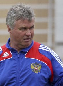 Hiddink won't rush decision