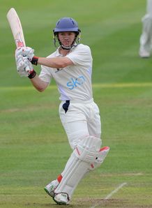 Warks win basement battle