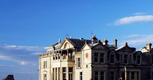 The 18th green and R & A Clubhouse ar St Andrews