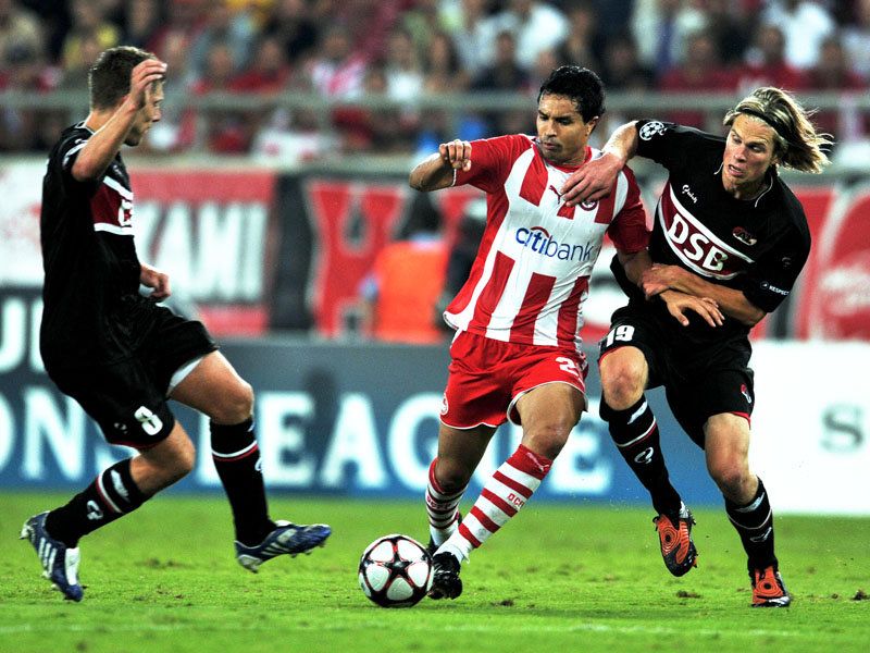 Dudu-Brett-Holman-Olympiakos-AZ-Alkmaar-Champ_2361548.jpg