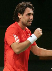 Baghdatis sees off Hewitt