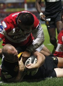Mark van Gisbergen in corner against Gloucester Mark van Gisbergen in corner against Gloucester
