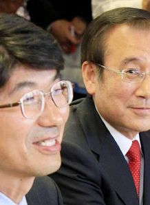 Bid: Mayors Taue (l) and Akiba Bid: Mayors Taue (l) and Akiba