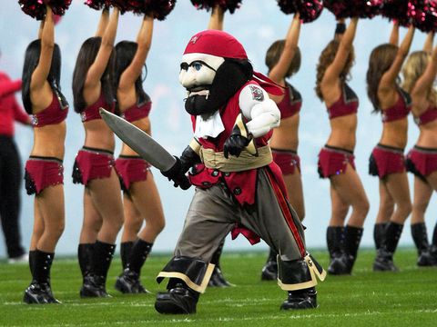 Tampa-Bay-Buccaneers-Mascot-Wembley-Cheerlead_2377161.jpg