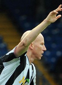 Magpies pile pressure on Darlo