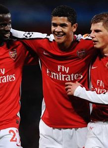 Arsenal coast into last 16