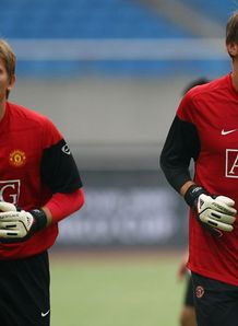 Kuszczak accuses Van der Sar