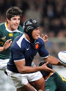 Thierry Dusautoir offloads v Boks Thierry Dusautoir offloads v Boks