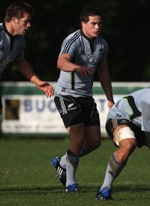 Zac Guildford behind Richie McCaw and Rodney So oialo