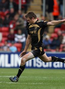 Dan Biggar shapes to kick Dan Biggar shapes to kick