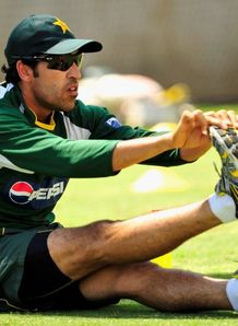 Pakistan wait on injured duo