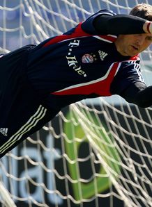 Butt signs new deal at Bayern