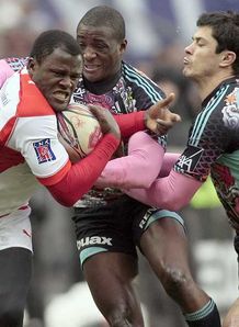 Takudzwa Ngwenya Biarritz tackled by two Stade Francais players January 2010