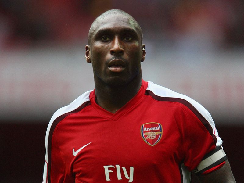 http://img.skysports.com/10/01/800x600/Sol-Campbell-Arsenal-Mock-Fake-Transfer-Speci_2406178.jpg