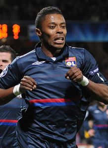 Lyon warn rivals off Bastos