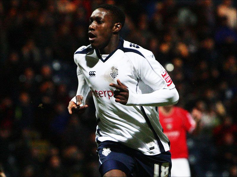 Welbeck lại dính chấn thương