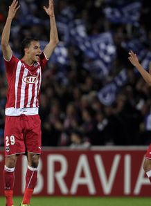 Gunners clinch Chamakh deal