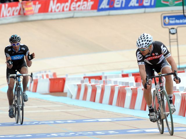 flecha-applauds-hushovd-paris-roubaix-2010_2441560.jpg