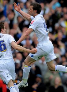 Howson signs new Whites deal