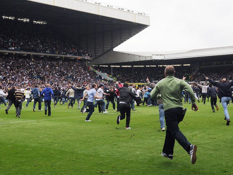 Fans-Invade-Pitch-Leeds-United-League-One-2_2451149.jpg