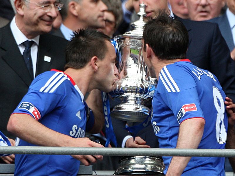 John-Terry-Frank-Lampard-kiss-FA-Cup-trophy_2453968.jpg