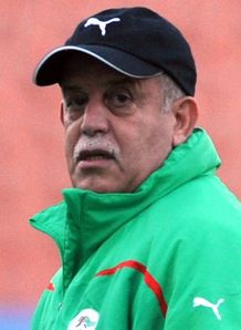Algeria coach to stay on