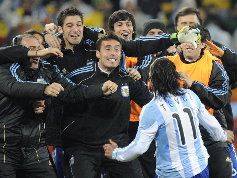 Arg-v-Mex-18-Tevez-celebrates_2471328.jpg