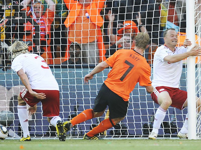 Dirk-Kuyt-Holland-World-Cup-2010-Group-E-2_2465523