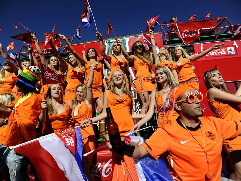 Holland-fans-World-Cup-2010-Group-E-2_2465425.jpg